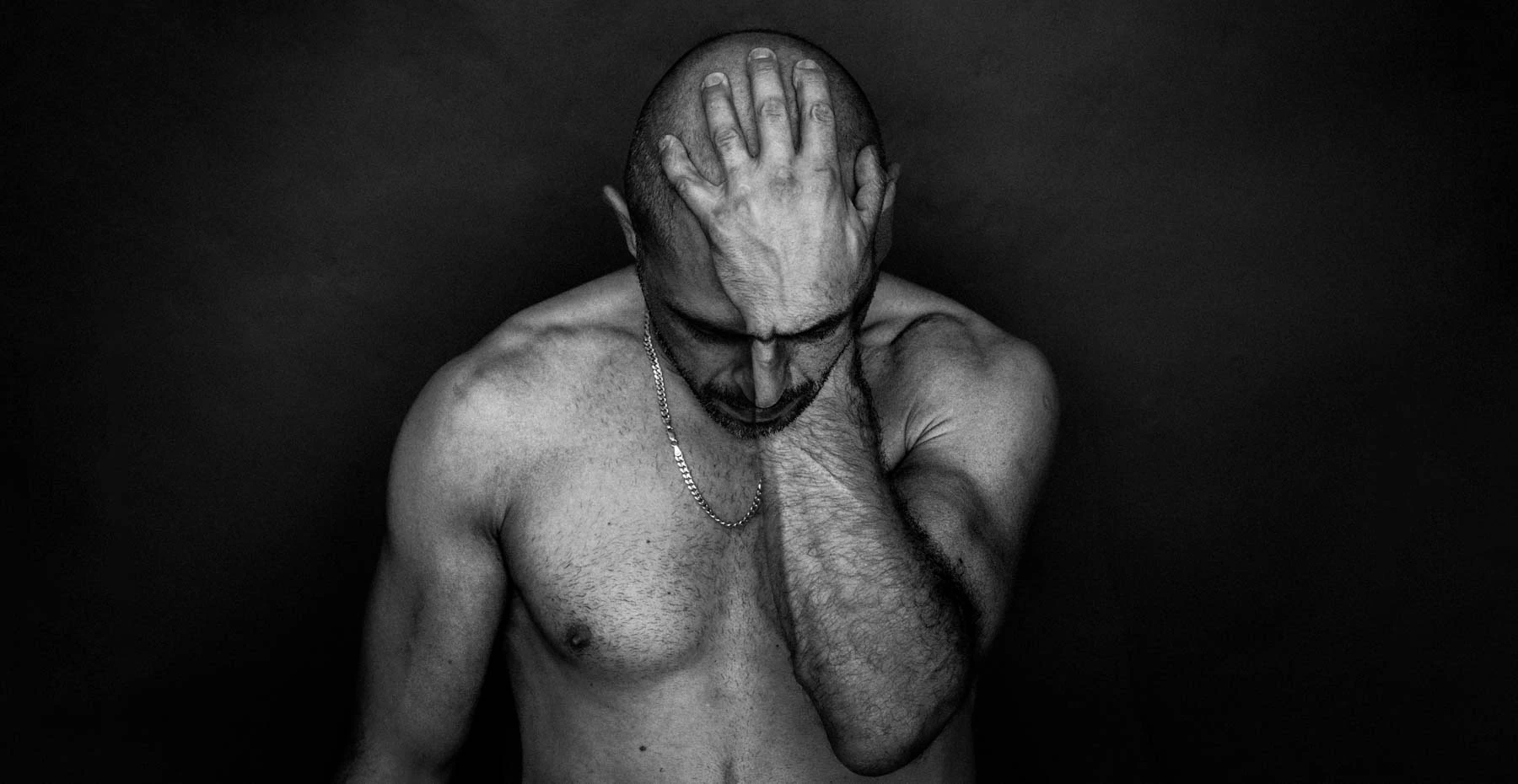 autoportrait-visage-main-nader